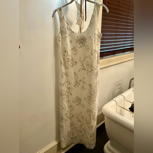 Women’s Banana Republic Maxi Dress in white floral-like pattern. Size 6. - Picture 2 of 3